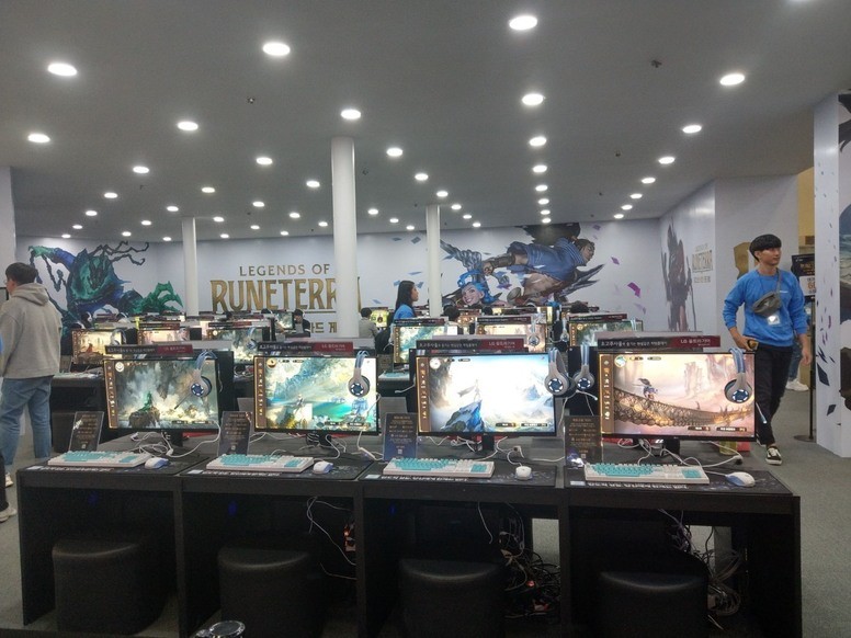 《符文大地传说》抢先试玩游戏内容介绍 攻击效果结合英雄战斗特色